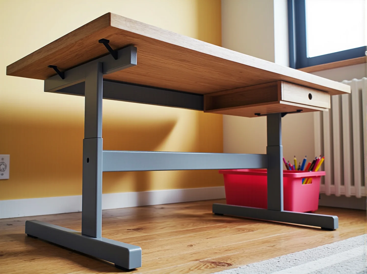 Biurko dla ucznia z regulacją i opcją rozkładania do małego pokoju.