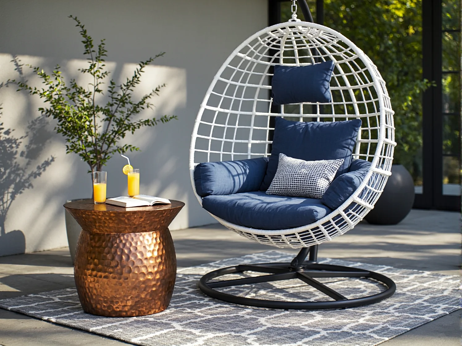 Zasady ergonomii w meblach na patio – wygodny fotel ogrodowy z poduszkami zapewniający komfortowy relaks.