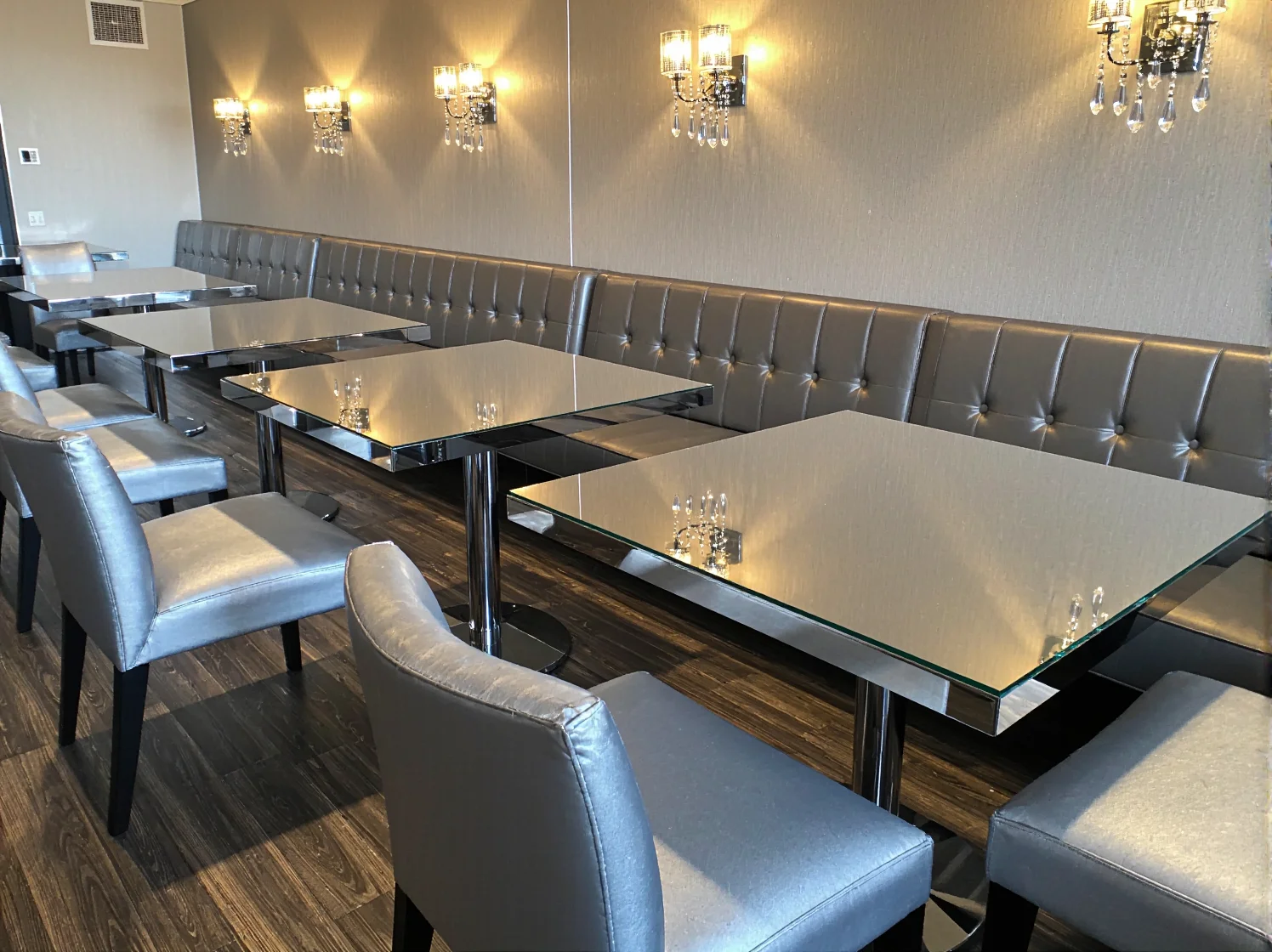 Detal blatu luksusowego stołu glamour idealnego do prestiżowej sali restauracyjnej.