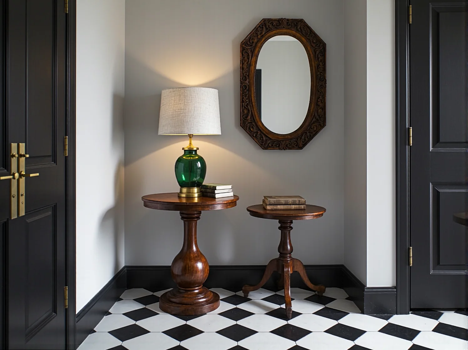 Niska szafka na buty i pufa w stylu retro do przedpokoju z duszą.