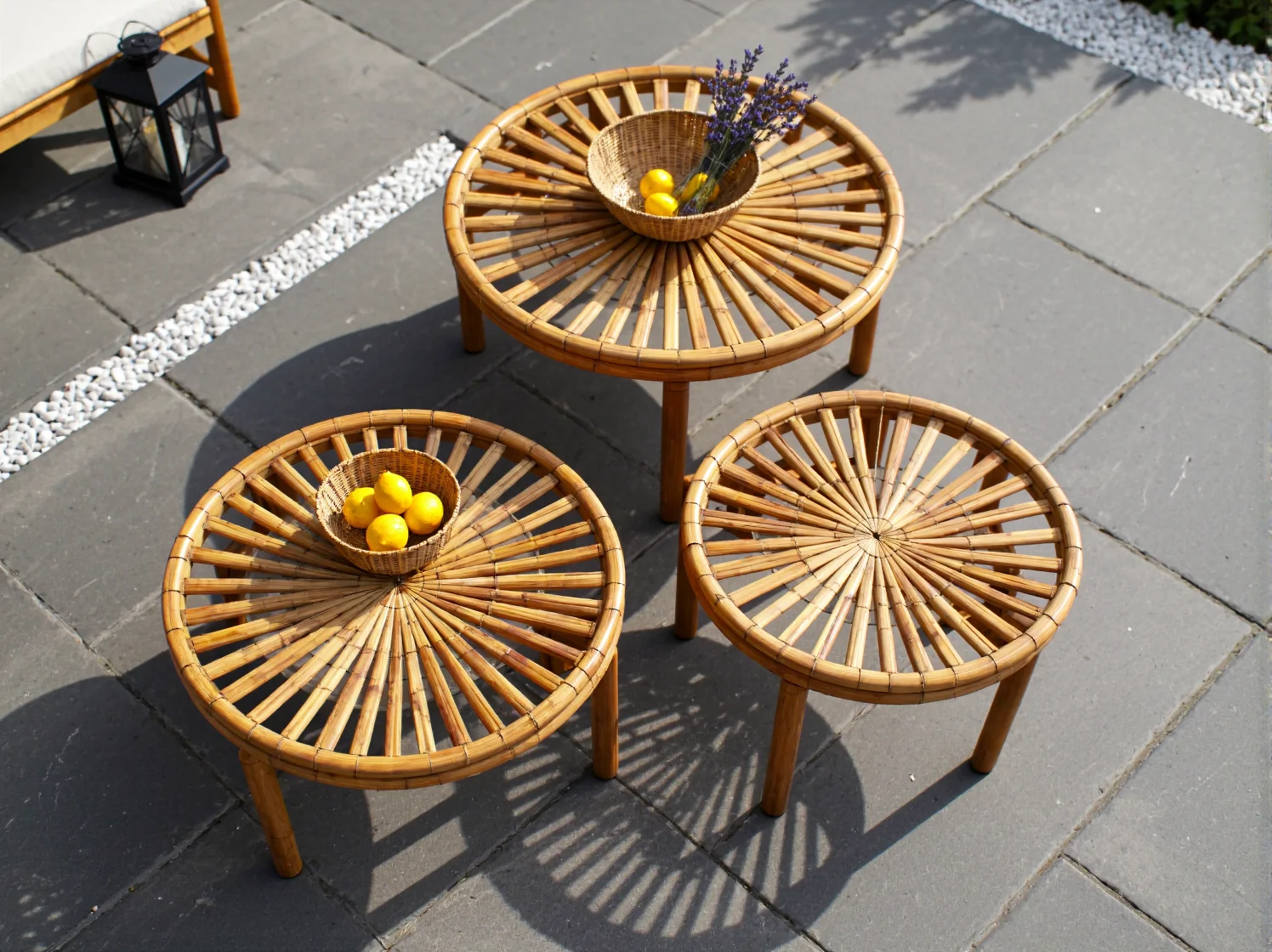 Zestaw mebli ogrodowych ze stolikiem kawowym z bambusa na słonecznym tarasie.