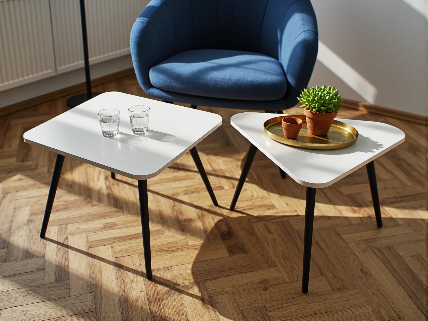 Minimalistyczny zestaw dwóch stolików kawowych retro w jasnej aranżacji pokoju dziennego.